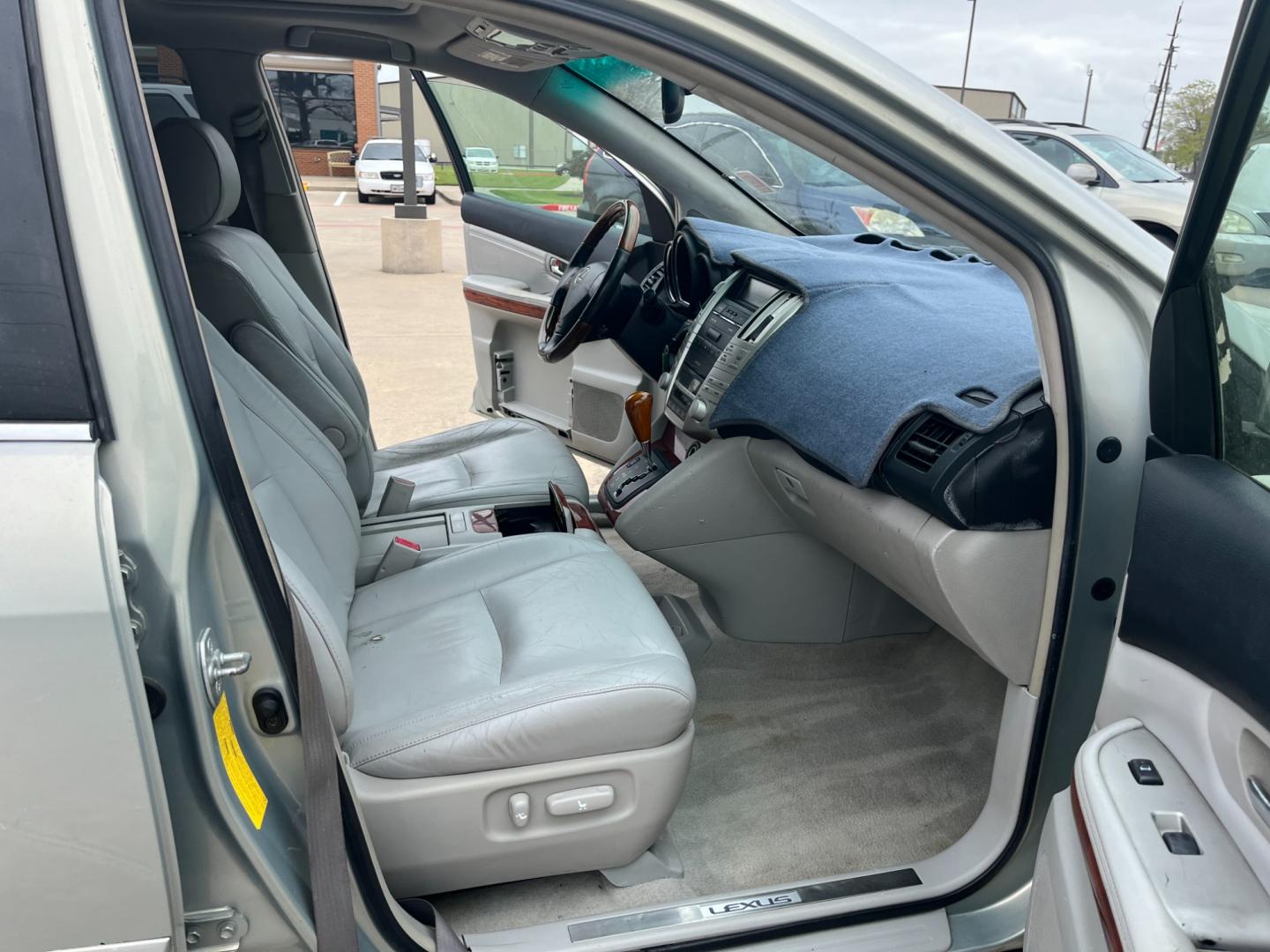 2004 SILVER /TAN Lexus RX 330 (JTJGA31U340) with an 3.3 engine, Automatic transmission, located at 14700 Tomball Parkway 249, Houston, TX, 77086, (281) 444-2200, 29.928619, -95.504074 - Photo#11